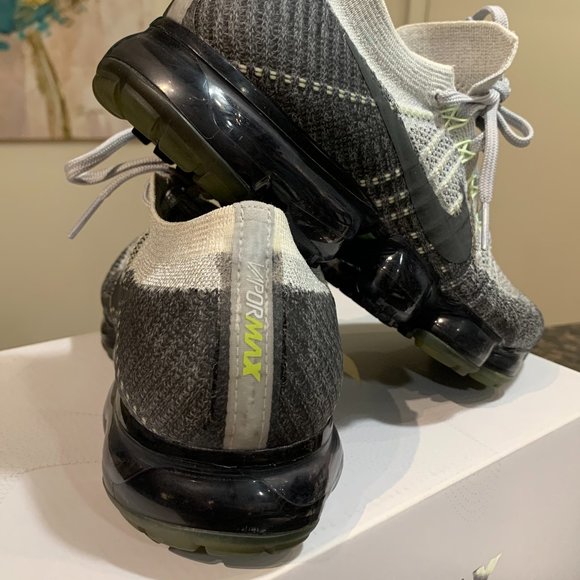 Gently Pre-Owned Unisex Nike Air VaporMax Flyknit Grey Neon Nike Air VaporMax Neon Flyknit Gray Pure 922915-002 Men main image 4